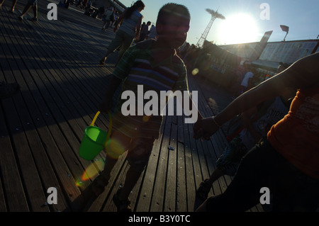 Besucher nach Coney Island feiern das Ende des Sommers am Tag der Arbeit Stockfoto