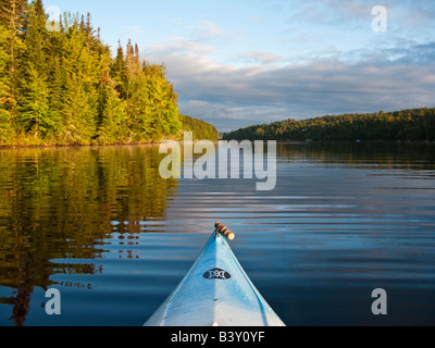 Blaue Kajak auf den St. John River Saint John River im frühen Morgenlicht Sommer Stockfoto