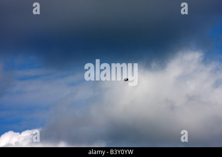 Zwei Tonziele fliegen durch den Himmel in einer Skeet Schießstand in Wisconsin an einem bewölkten Tag Stockfoto