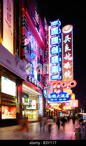 Neonlichter auf Nan Jing Road Shanghai China Stockfoto