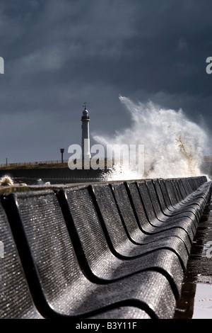 Wellen brechen gegen Barriere, Sunderland, Tyne and Wear, England Stockfoto