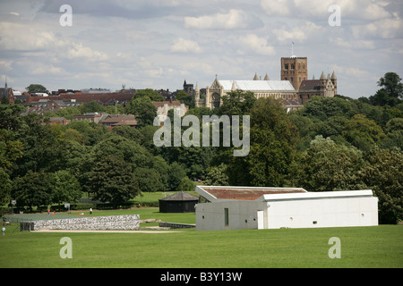 Stadt von St Albans, England. Hypokaustum Museum im Verulamium Park mit Abbey Gateway und St. Albans Kathedrale im Hintergrund Stockfoto