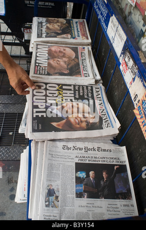 Schlagzeilen der Zeitungen an einem Zeitungskiosk in New York, John McCain und Sarah Palin Stockfoto