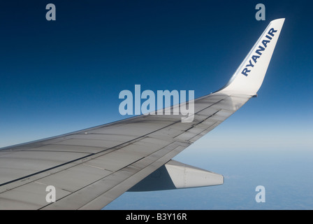 Ryanair Ryan Air Wing-Logo eines Boeing-Flugzeugs mit Blick aus dem Fenster über Wolkenhöhe Blue Sky 2008 2000s HOMER SYKES Stockfoto