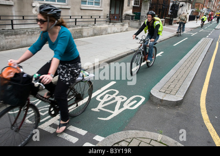 Radfahrer fahren in getrennten Radsport Lane, London, England, UK Stockfoto