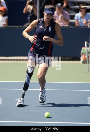 Behinderte Ballmädchen Kelly Bruno(24) sprintet über den Hof an die US Open Tennis Championships zu einem Ball holen. Stockfoto