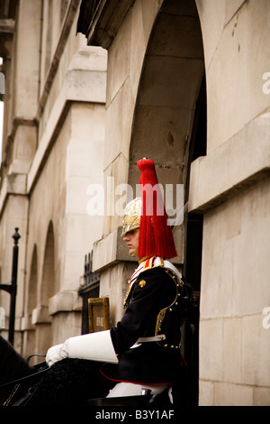 Des Königs Troop, Royal Horse Artillery Soldat auf Wache am Horse Guards Parade, Whitehall, London, England. Stockfoto