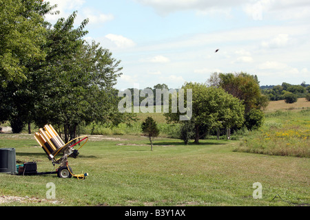 Eine Wurfscheibe, gezogen von der werfende Maschine auf dem Lande Schießstand in Wisconsin Stockfoto