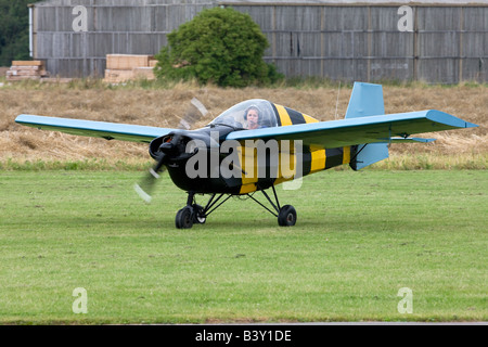 Beschwipst T66 R45 Serie 3 Nipper G-AWJE Rollen entlang der Start-und Landebahn nach der Landung am Breighton Flugplatz Stockfoto