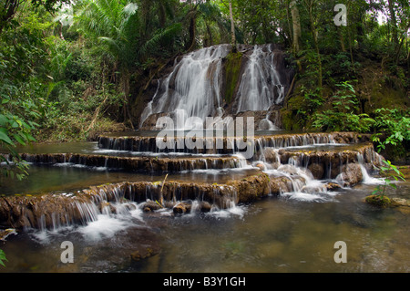 Bach und Wasserfall im tropischen Regenwald im Bundesstaat Mato Grosso do Sul Brasilien Stockfoto