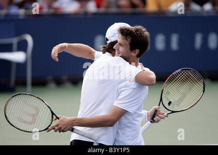 Tennis-Doppel-paar umarmen einander nach ihrem Spiel bei den US Open zu gewinnen Stockfoto