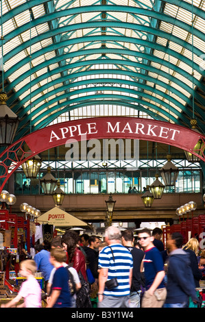 Menschen, die Einkaufen bei Apple Markt Coven Garten London Vereinigtes Königreich Stockfoto