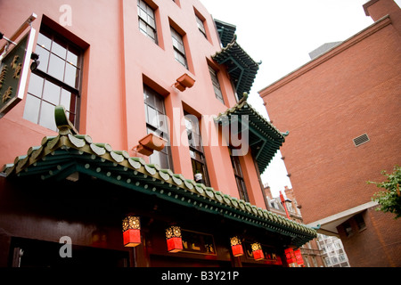 Traditionelle Dacharchitektur im chinesischen Stil in einem Gebäude in Chinatown, London, England. Stockfoto