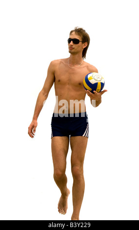 Mann mit Volleyball Ball isoliert auf weiss Stockfoto