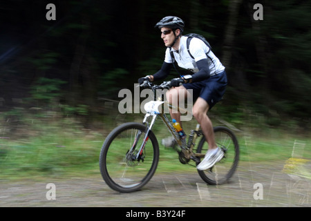 Mountainbiker auf der Great Glen Way, die Kreise von Loch Ness, Schottisches Hochland, Schottland, UK Stockfoto