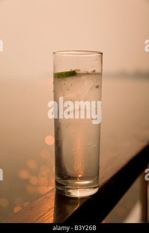 Gin und Tonic trinken Livingstone Sambia Afrika Stockfoto