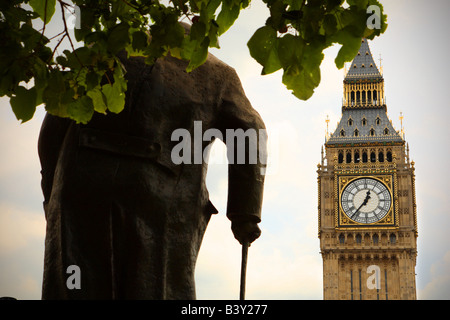 Statue von Winston Churchill am Parliament Square, London, England Stockfoto