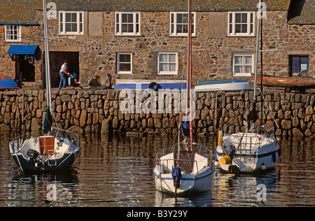 Blick über Mousehole Harbour bei Flut, Cornwall, UK Stockfoto