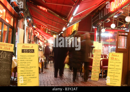 Fußgängerzone mit Restaurants in Brüssel Belgien Stockfoto