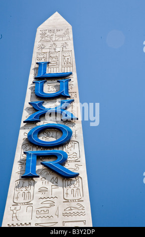 Der Obelisk steht vor der ägyptischen inspiriert Luxor Hotel and Casino in Las Vegas Nevada Stockfoto
