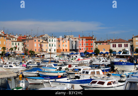 Boote-Yachten im Hafen Marina im Zentrum von Rovinj in Istrien Kroatien Stockfoto