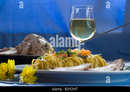 Essen Fleisch gemischten Nudeln sauce Gemüse Rebe weiße Blume gelb Stockfoto