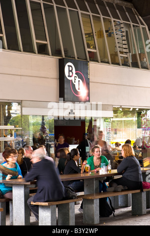 Menschen, die einen Drink vom British Film Institute Southbank London Vereinigtes Königreich Stockfoto