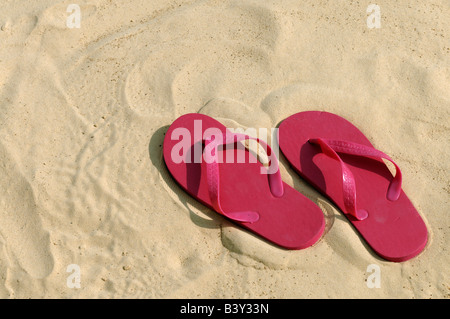 Rosa Flip Flops am Strand Stockfoto