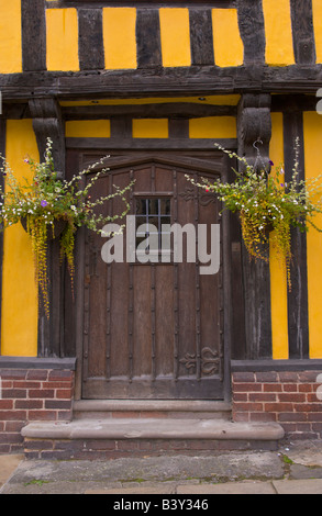 Teil verglaste Eingangstür des gerahmten Holzhaus in Ludlow Shropshire England UK Stockfoto