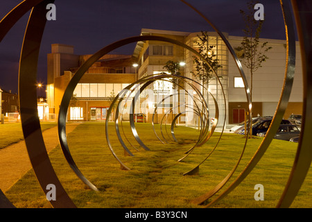 Dumfries Stadtzentrum der Frühling Skulptur von Walter Jack am DG1 Freizeit-Komplex in der Nacht Scotland UK Stockfoto