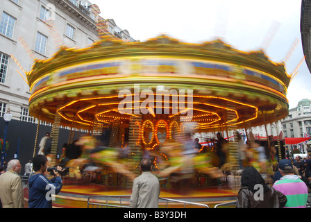 Kirmes Karussell frohe gehen rund Stockfoto