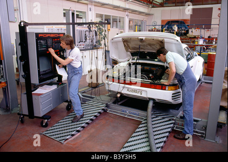 Lehrlinge bei Porsche in Stuttgart, Deutschland, arbeiten auf ein neues Automobil Stockfoto