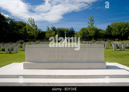 Reihen von Kriegsgräbern und Stein der Erinnerung an sonnigen Tag und unter blauem Himmel - Stonefall Cemetery, Harrogate, North Yorkshire, England, Großbritannien. Stockfoto