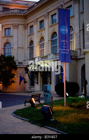 Bukarest Rumänien 2008 National Art Museum Seiteneingang und Banner Stockfoto