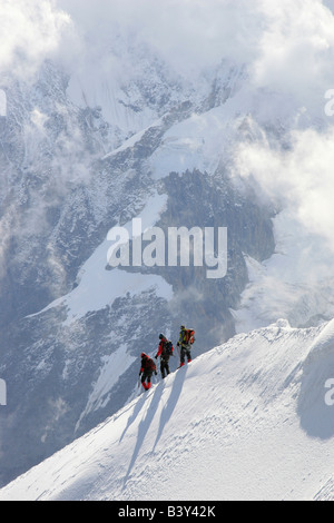 Bergsteiger steigen in das Vallée Blanche von der Aiguille du Midi in der Nähe von Chamonix Mont Blanc in den französischen Alpen. Stockfoto