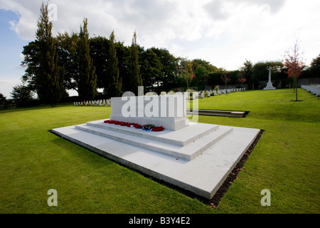 Reihen von Kriegsgräbern und roten Mohnkränzen auf Stone of Remembrance nach der Zeremonie - Stonefall Cemetery, Harrogate, North Yorkshire, England, Großbritannien. Stockfoto