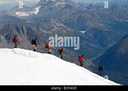 Bergsteiger steigen in das Vallée Blanche vom Gipfel der Aiguille du Midi Seilbahn, Chamonix, Französische Alpen. Stockfoto