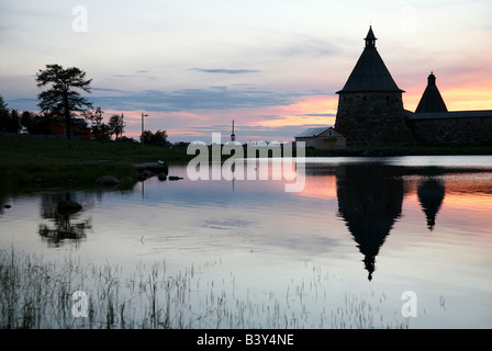 Weißer Turm des Klosters Solovetsky auf den Solovetsky Inseln im Weißen Meer, Russland. Blick vom Heiligen See bei Sinset. Stockfoto