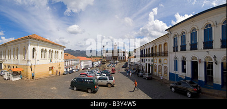 2 Bild Stich Panoramablick auf die Praça Tiradentes (Hauptplatz) und der kolonialen Architektur von Ouro Preto in Brasilien. Stockfoto