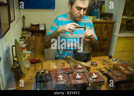 Tauschierens Handwerker in Ataujia Shop TOLEDO Kastilien La Mancha Region Spanien Stockfoto