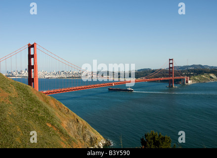 Ein Schiff geht unter der Golden Gate Bridge in San Francisco CA California von Marin County Headlands gesehen Stockfoto