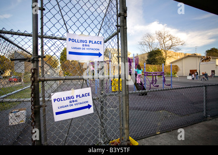 2008 Superdienstag Wahllokal am St. Barnabus Catholic School in Kalifornien. Stockfoto