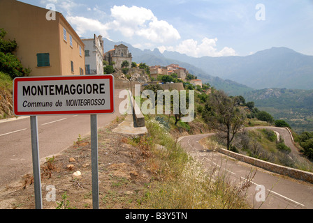 Eine kurvenreiche Straße in die Berge Korsikas Montemaggiore Korsika Frankreich Stockfoto