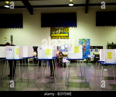 2008 Superdienstag Wahllokal am St. Barnabus Catholic School in Kalifornien. Stockfoto