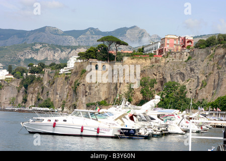 Beliebten Resorts befinden sich an der Amalfiküste in Kampanien in Süditalien (italienische Riviera) Stockfoto