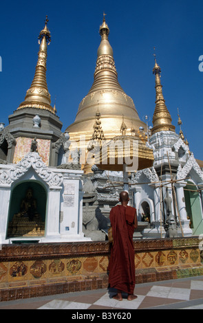 Mönch an der Shwedagon-Pagode in Yangon, Myanmar Stockfoto