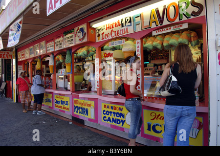 Besucher nach Coney Island feiern das Ende des Sommers am Tag der Arbeit Stockfoto