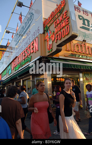 Besucher nach Coney Island feiern das Ende des Sommers am Tag der Arbeit Stockfoto