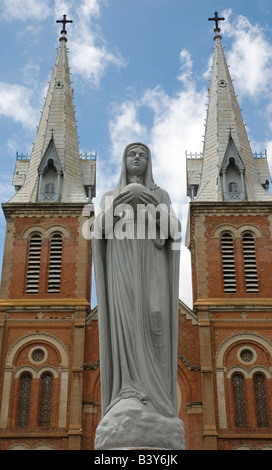 Marienstatue ziert die Vorderseite der Kathedrale Notre Dame in Saigon Vietnam Stockfoto