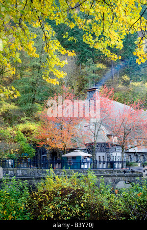 Multnomah Falls Lodge im Herbst mit dem Schornstein Rauch Columbia River Gorge National Scenic Area Oregon Stockfoto